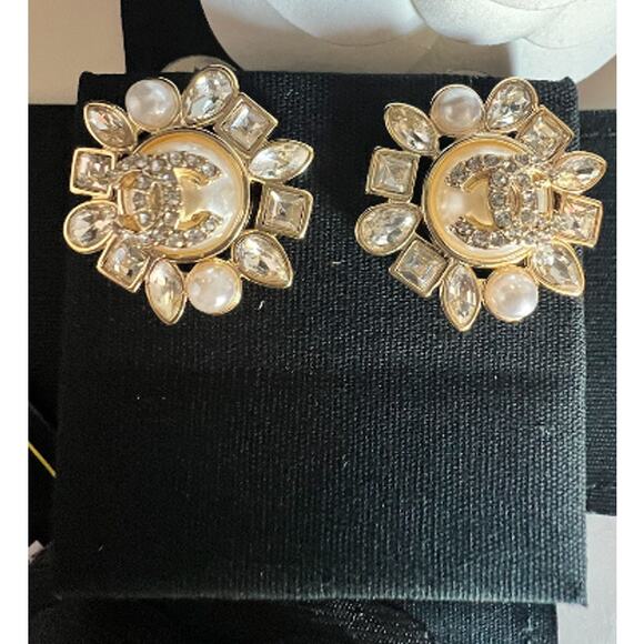 Gold CHANEL Pearl and Crystal Interlocking-C Stud Earrings 24C (CHXX029) - Picture 4 of 11